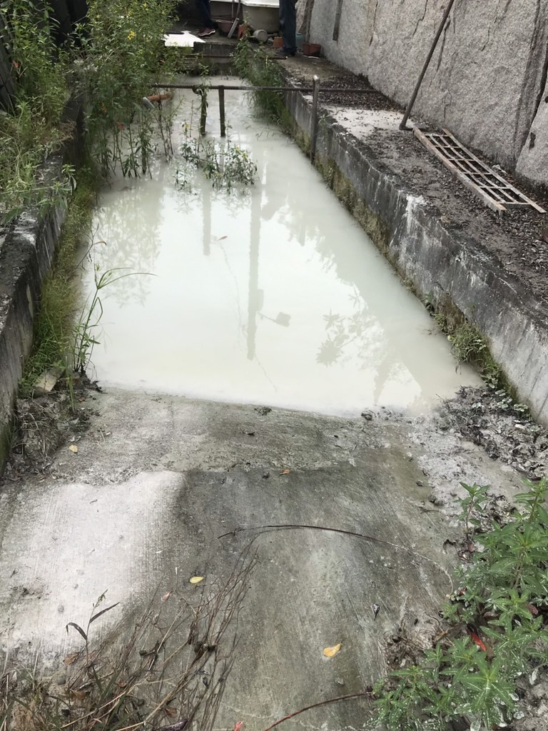 鳳山溪遭大理石廠 排乳白廢污水