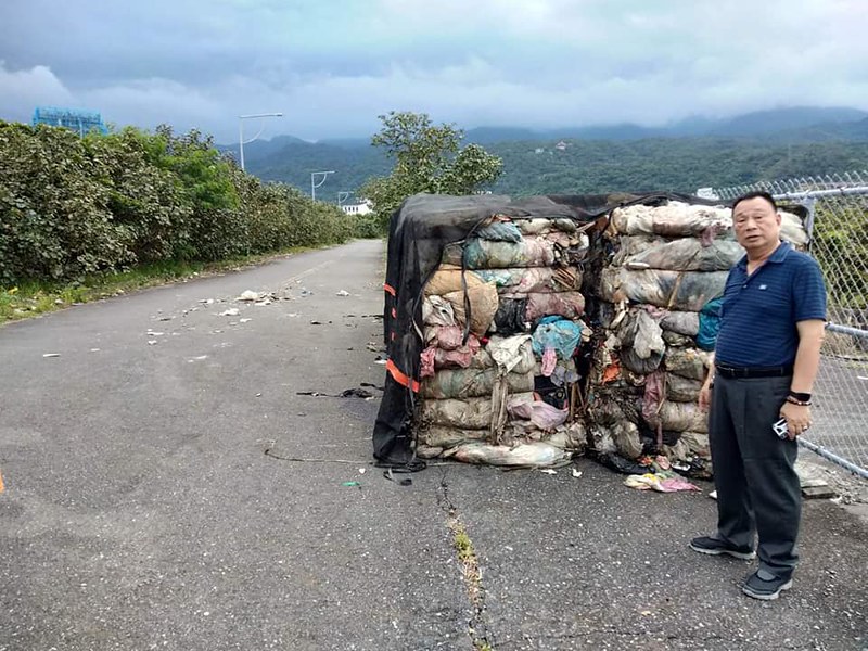 宜蘭縣頭城鎮及冬山鄉陸續被偷倒「壓縮成型」廢棄物